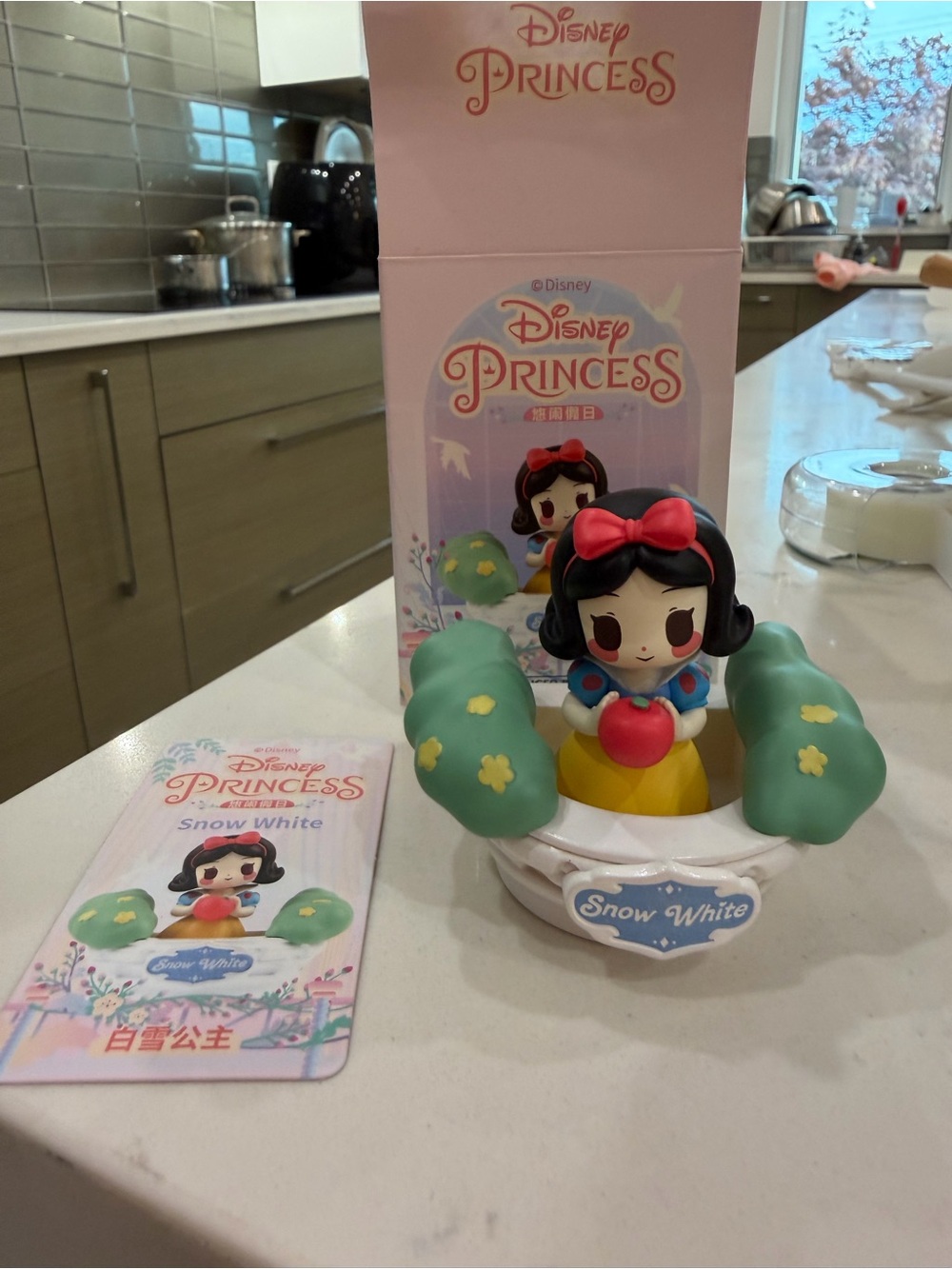 Disney Snow White Figure Toy – Red, Blue, Yellow & Green